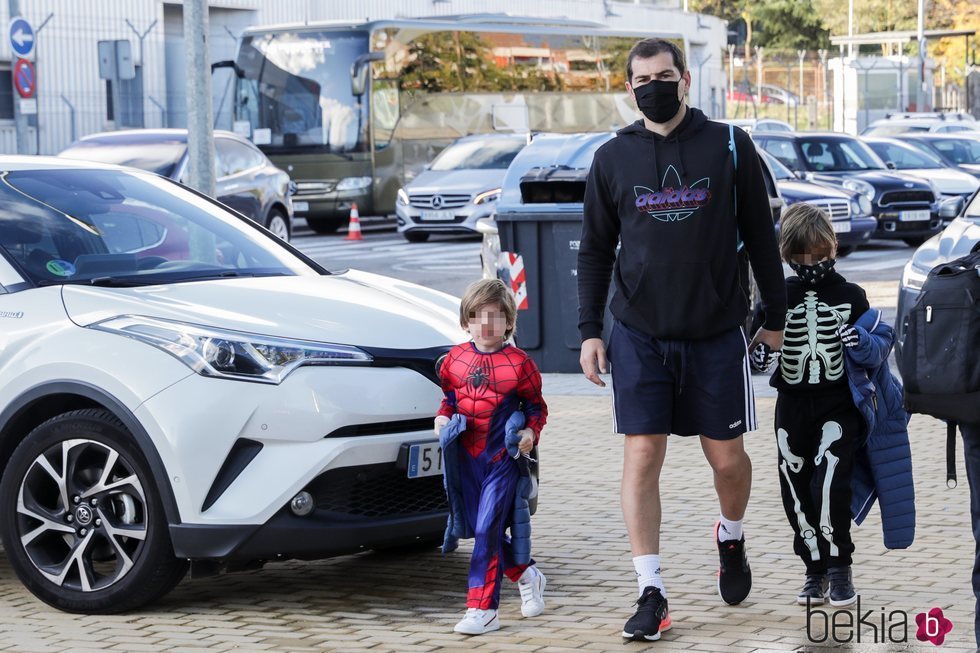 Iker Casillas llevando a sus hijos Martín y Lucas al colegio