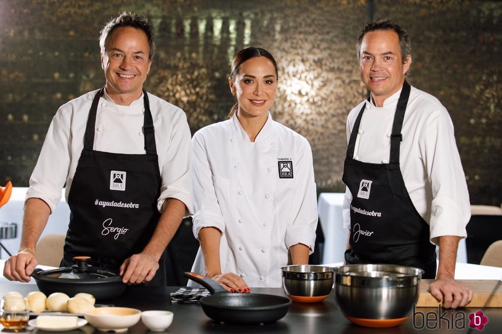 Tamara Falcó haciendo un show cooking con los hermanos Torres