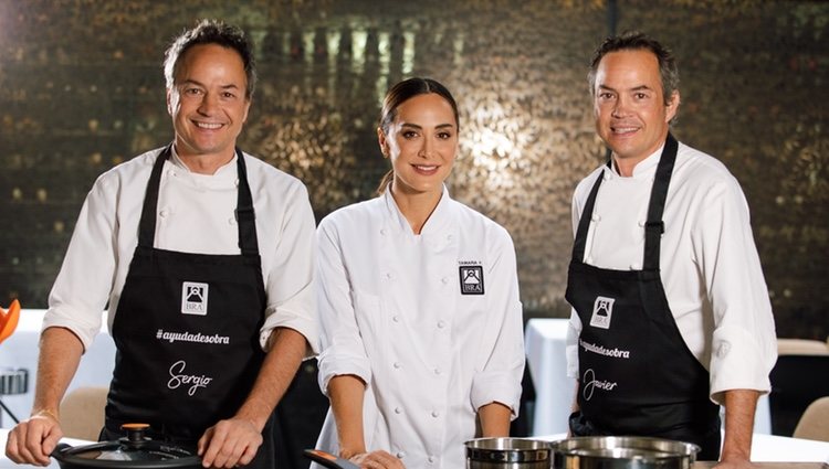 Tamara Falcó haciendo un show cooking con los hermanos Torres