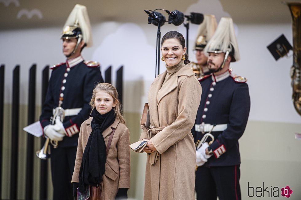 Victoria de Suecia y Estela de Suecia en la inauguración del puente Slussbron en Estocolmo