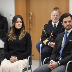 Carlos Felipe y Sofia de Suecia en el Hospital Central de Karlstad durante su visita a Värmland