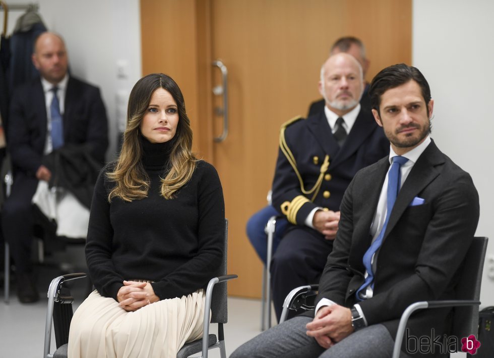 Carlos Felipe y Sofia de Suecia en el Hospital Central de Karlstad durante su visita a Värmland