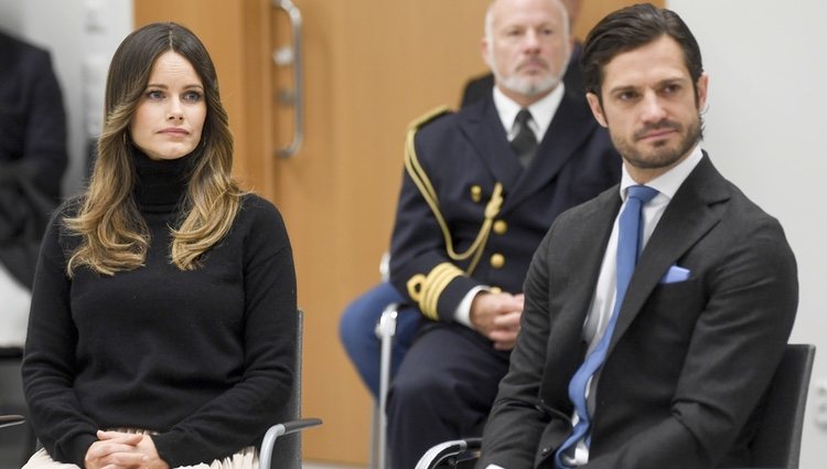 Carlos Felipe y Sofia de Suecia en el Hospital Central de Karlstad durante su visita a Värmland