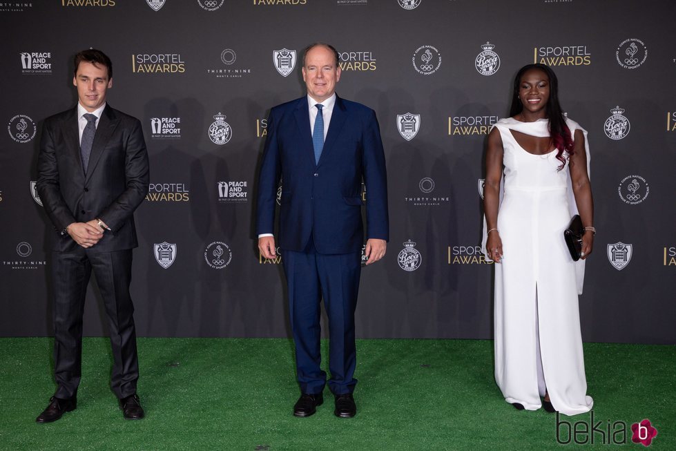 Alberto de Mónaco, Louis Ducruet y Clarisse Agbegnenou en la Sportel Awards Gala