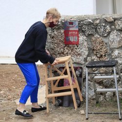 Soraya Arnelas ayudando en la mudanza a su nueva casa