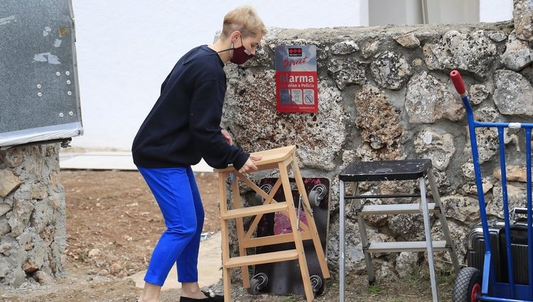 Soraya Arnelas ayudando en la mudanza a su nueva casa