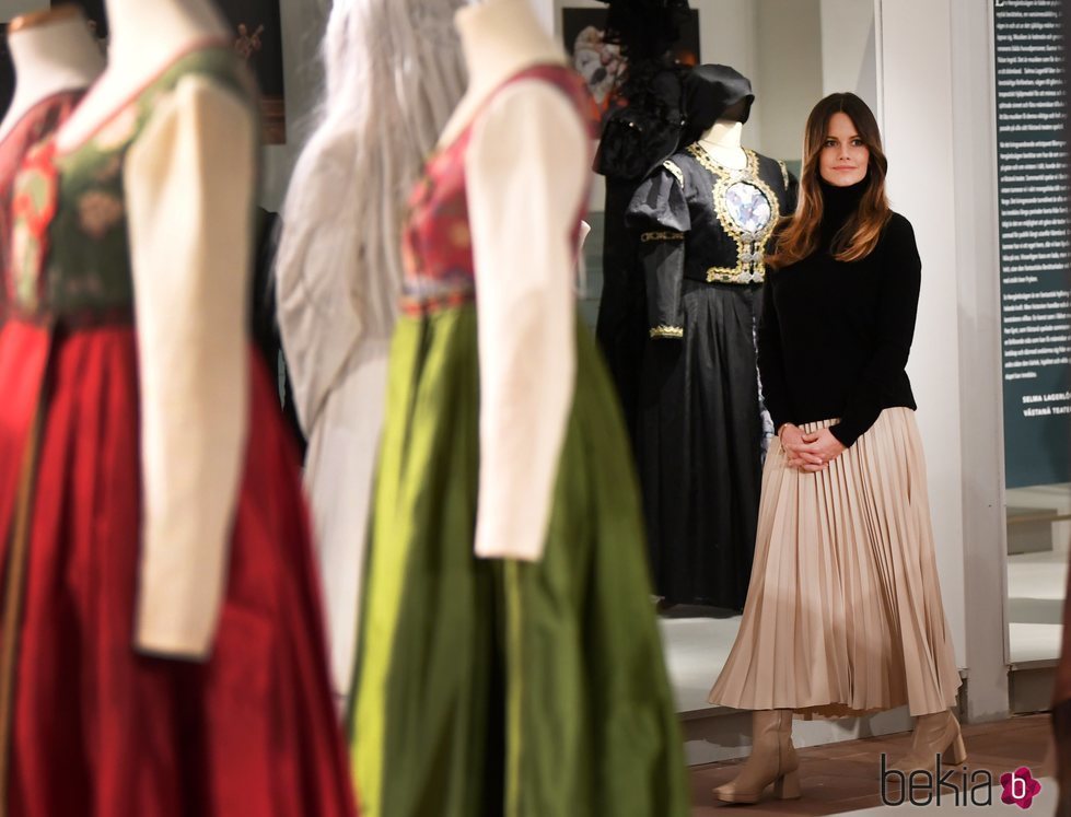 Sofia de Suecia con el vestuario del Teatro Västanå de Sunne en su visita a Värmland