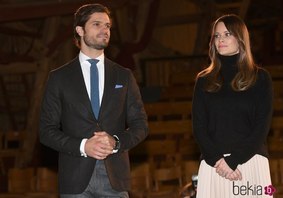 Carlos Felipe y Sofia de Suecia en el Teatro Västanå de Sunne en su visita a Värmland