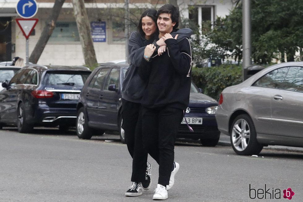 Victoria Federica y Jorge Bárcenas, muy enamorados y sonrientes