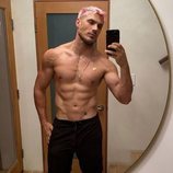 Chris Appleton sin camiseta sacándose una selfie en un espejo