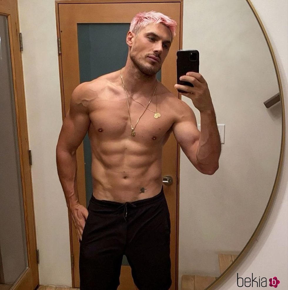 Chris Appleton sin camiseta sacándose una selfie en un espejo