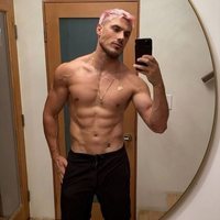 Chris Appleton sin camiseta sacándose una selfie en un espejo