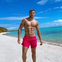 Chris Appleton posando en la playa durante el 40 cumpleaños de Kim Kardashian