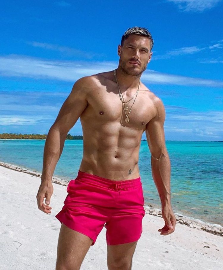 Chris Appleton posando en la playa durante el 40 cumpleaños de Kim Kardashian