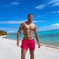 Chris Appleton posando en la playa durante el 40 cumpleaños de Kim Kardashian