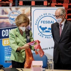 La Reina Sofía recibe un pañuelo en su visita al Banco de Alimentos de Las Palmas de Gran Canaria