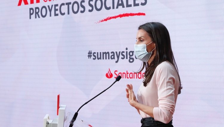 La Reina Letizia dando un discurso en la XII Convocatoria de Proyectos Sociales del Banco Santander