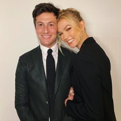 Karlie Kloss posando junto a su marido Joshua Kushner