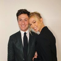 Karlie Kloss posando junto a su marido Joshua Kushner