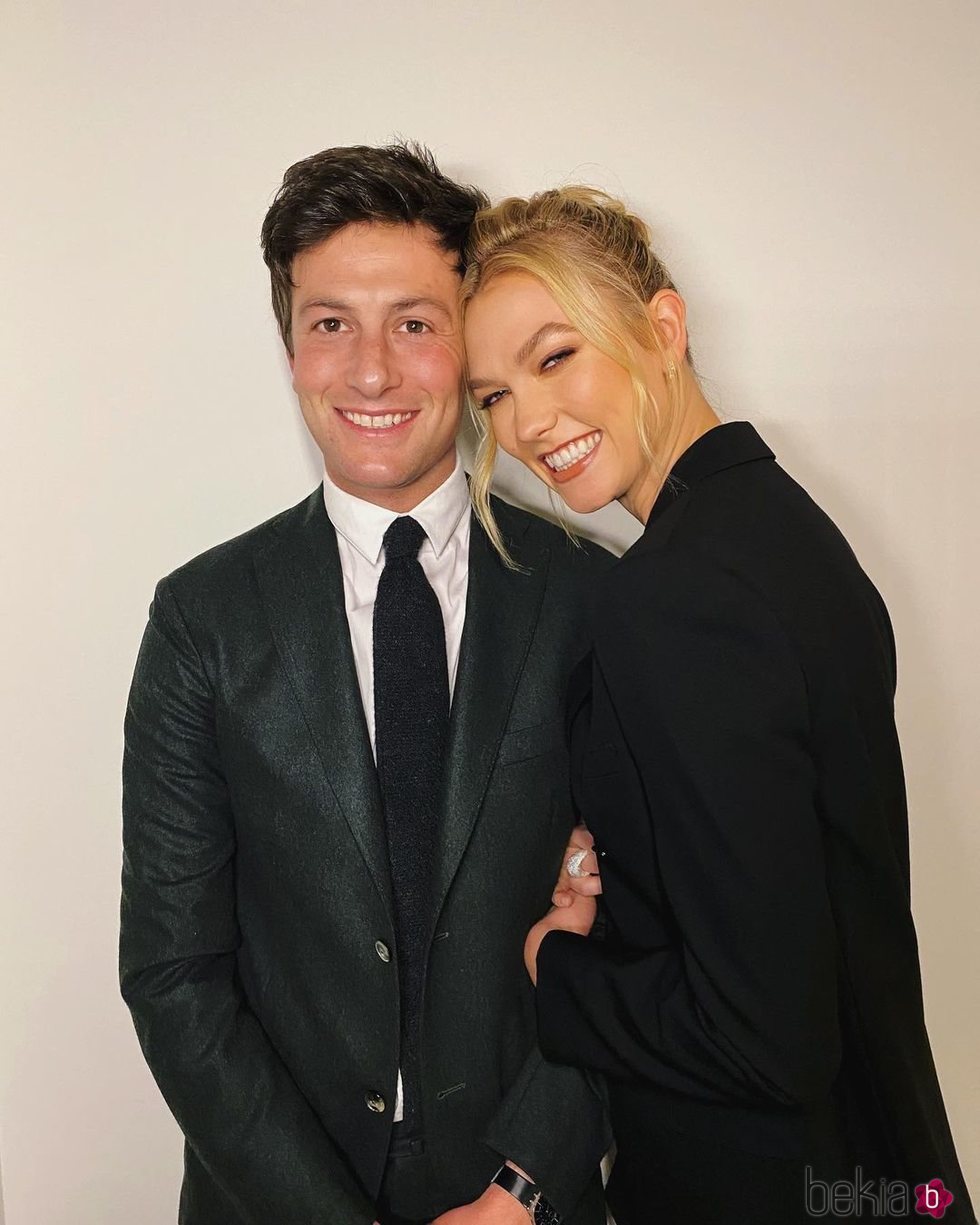 Karlie Kloss posando junto a su marido Joshua Kushner