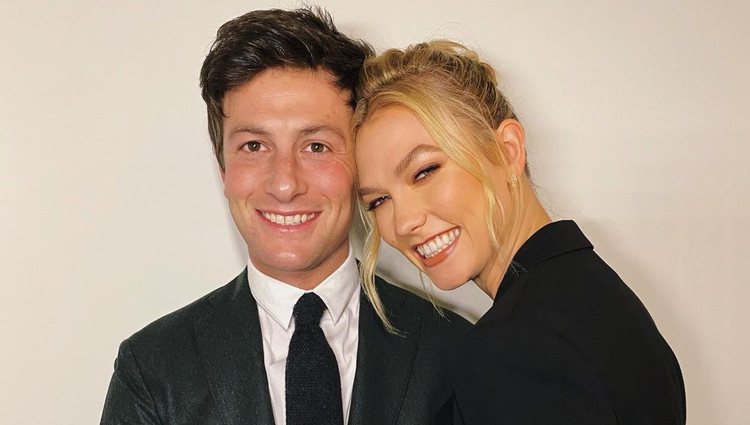 Karlie Kloss posando junto a su marido Joshua Kushner