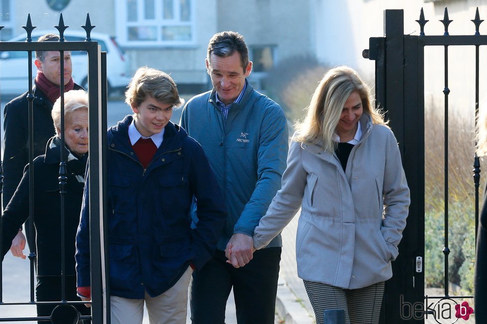 La Infanta Cristina e Iñaki Urdangarin con su hijo Miguel Urdangarin y Claire Liebaert en Vitoria