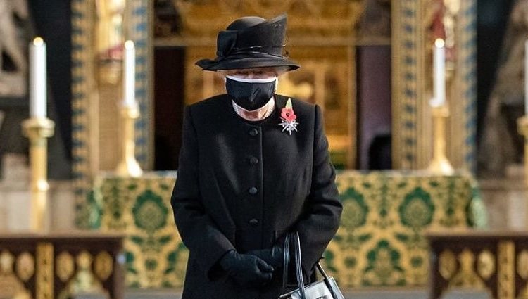 La Reina Isabel con mascarilla el Día del Recuerdo 2020