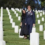 Los Duques de Sussex en el cementerio de Los Ángeles el Día del Recuerdo 2020