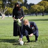 El Príncipe Harry y Meghan Markle depositando flores el Día del Recuerdo 2020