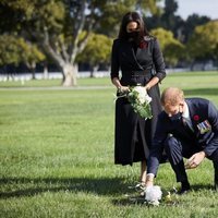 El Príncipe Harry y Meghan Markle depositando flores el Día del Recuerdo 2020