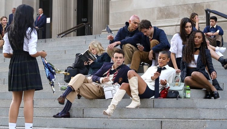 Los actores y actrices del reboot de 'Gossip Girl' en la icónica escalera del MET