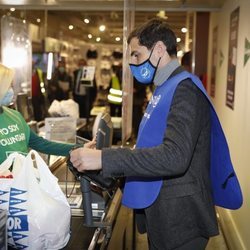 Iker Casillas colaborando en la campaña de la recogida del Banco de Alimentos