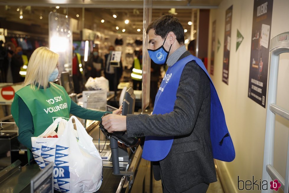 Iker Casillas colaborando en la campaña de la recogida del Banco de Alimentos