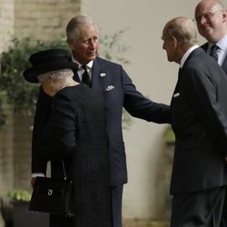 La Reina Isabel, el Duque de Edimburgo y el Príncipe Carlos en el funeral de Patricia Knatchbull