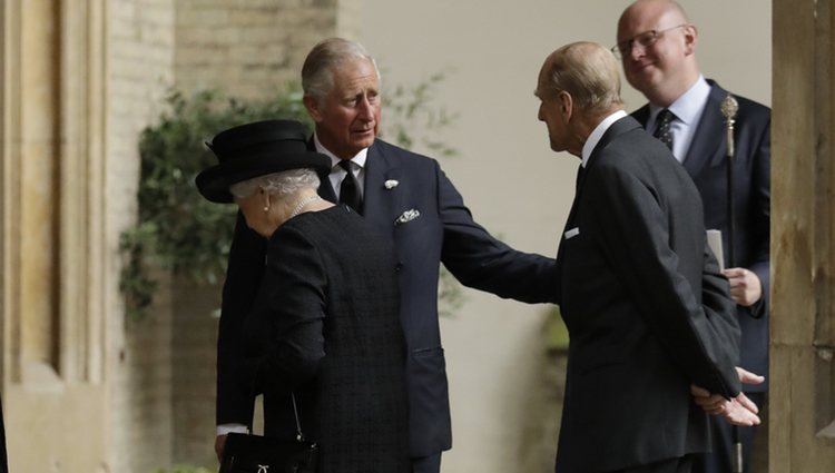 La Reina Isabel, el Duque de Edimburgo y el Príncipe Carlos en el funeral de Patricia Knatchbull