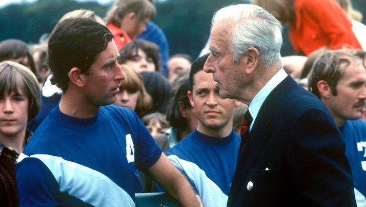 El Príncipe Carlos y Lord Mountbatten en un partido de polo