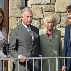 El Príncipe Carlos y Camilla Parker con su primos Tim Knatchbull e Isabella Knatchbull