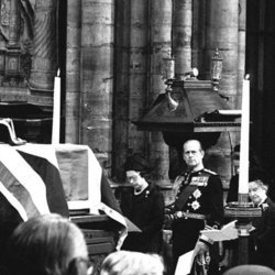 La Reina Isabel, el Duque de Edimburgo, la Reina Madre y el Príncipe Carlos en el funeral de Lord Mountbatten