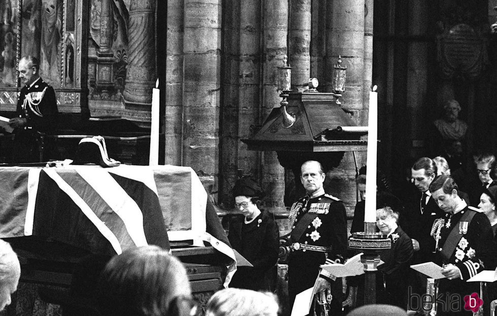 La Reina Isabel, el Duque de Edimburgo, la Reina Madre y el Príncipe Carlos en el funeral de Lord Mountbatten