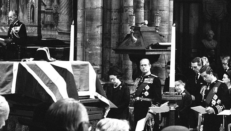 La Reina Isabel, el Duque de Edimburgo, la Reina Madre y el Príncipe Carlos en el funeral de Lord Mountbatten