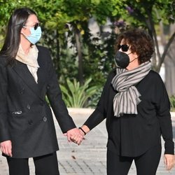 Esther Doña con su madre Marian Morales en el funeral de su padre