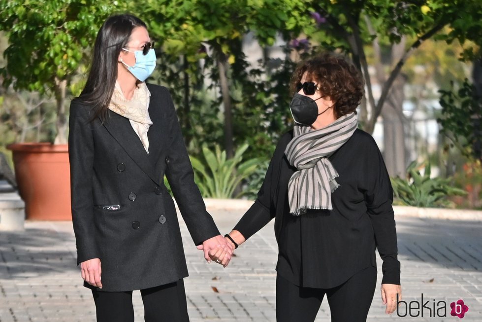 Esther Doña con su madre Marian Morales en el funeral de su padre