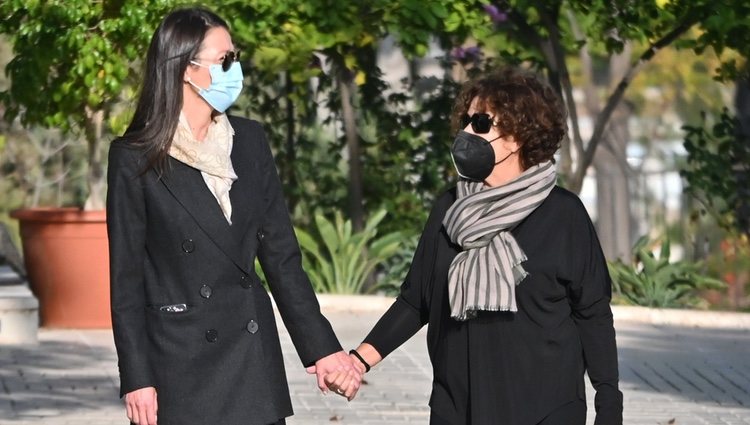 Esther Doña con su madre Marian Morales en el funeral de su padre