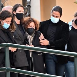 Esther Doña con su madre y sus hermanos en el funeral de su padre