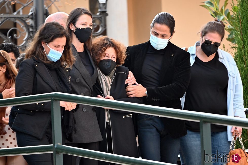 Esther Doña con su madre y sus hermanos en el funeral de su padre