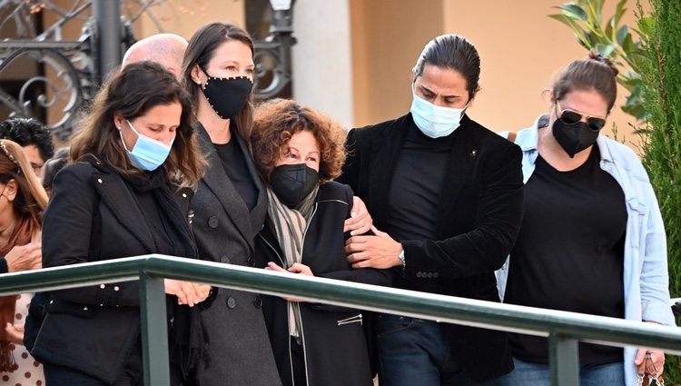 Esther Doña con su madre y sus hermanos en el funeral de su padre