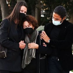 Esther Doña con su hermano y con su madre en el funeral de su padre