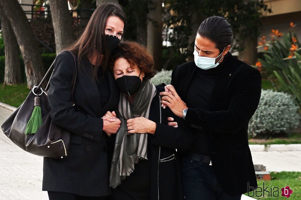 Esther Doña con su hermano y con su madre en el funeral de su padre