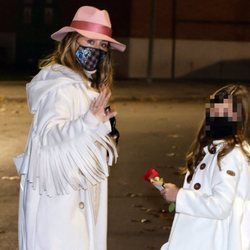 Elena Tablada con su hija Ella Bisbal en el funeral de su abuela Elena Moura