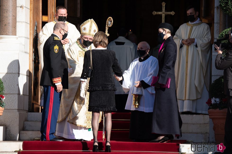 Alberto y Charlene de Mónaco y Carolina de Mónaco a su llegada al Te Deum del Día Nacional de Mónaco 2020